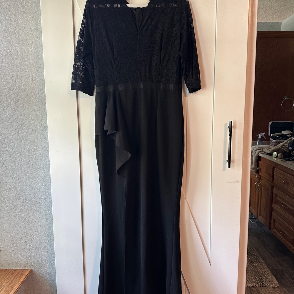 Elegant Black Lace Evening Gown